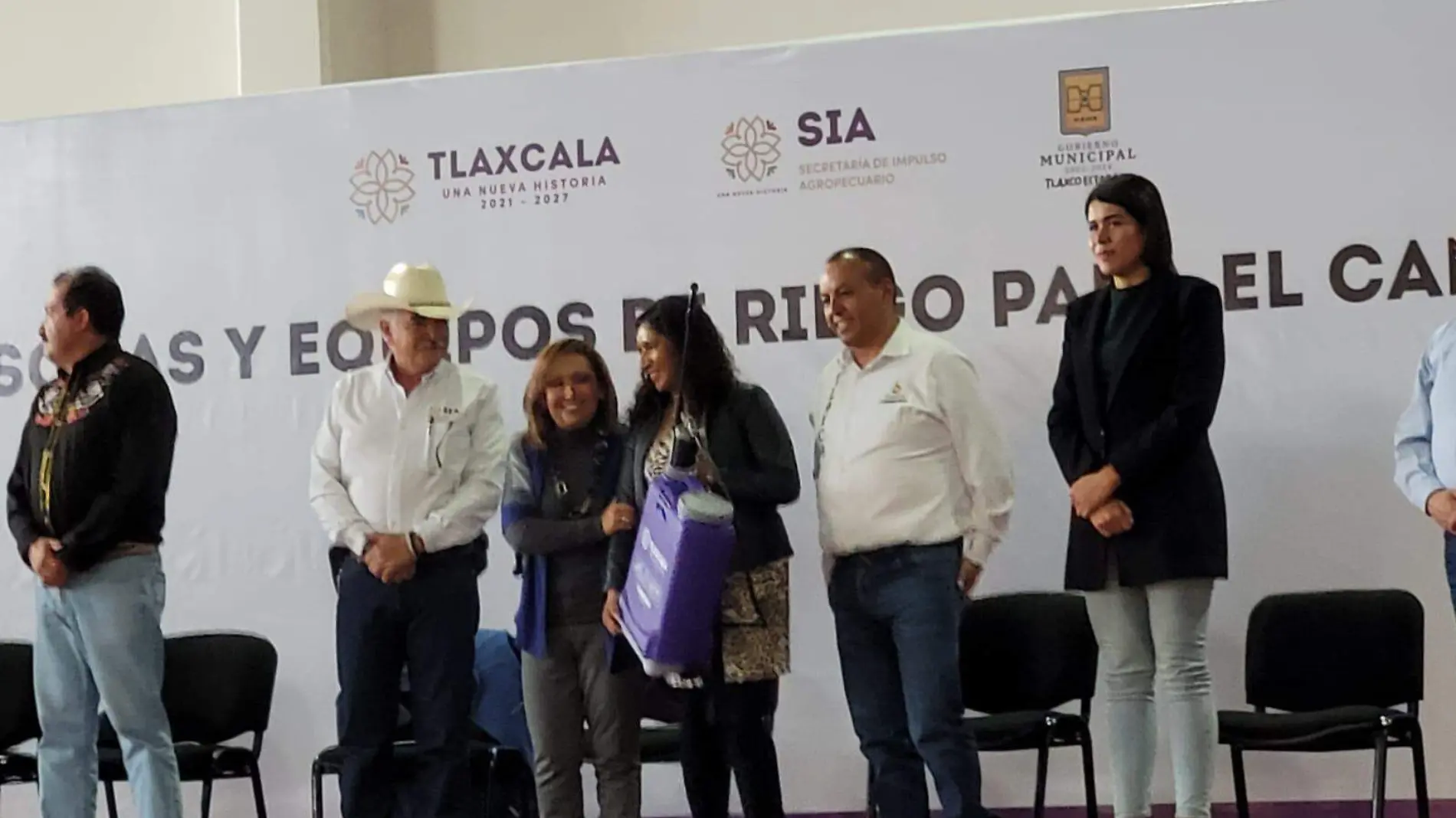 entrega apoyo a agricultores (7)